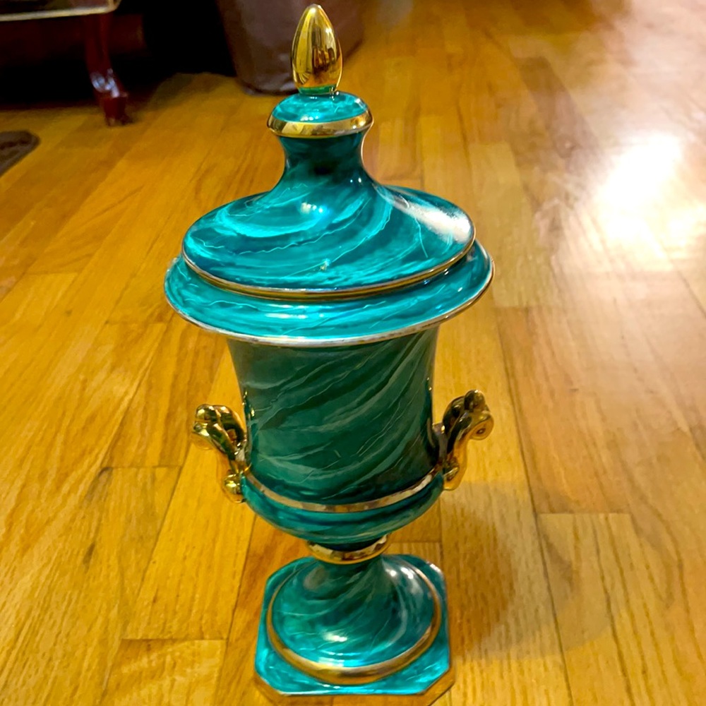 Urn Gold leaves never use 1880 collections green.